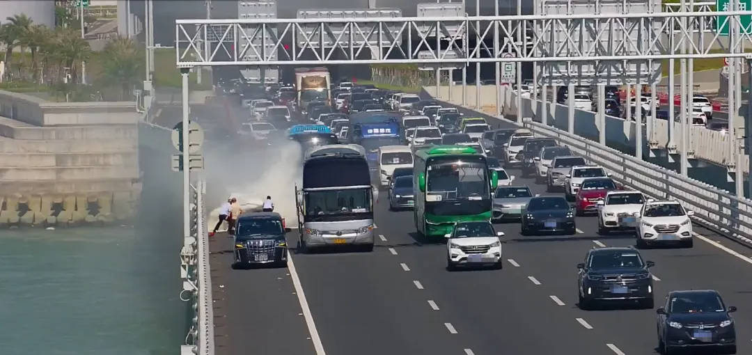 深中通道上一小车突然起火3名路过司机当机立断停车灭火火灭后驾车悄然离开(图1)