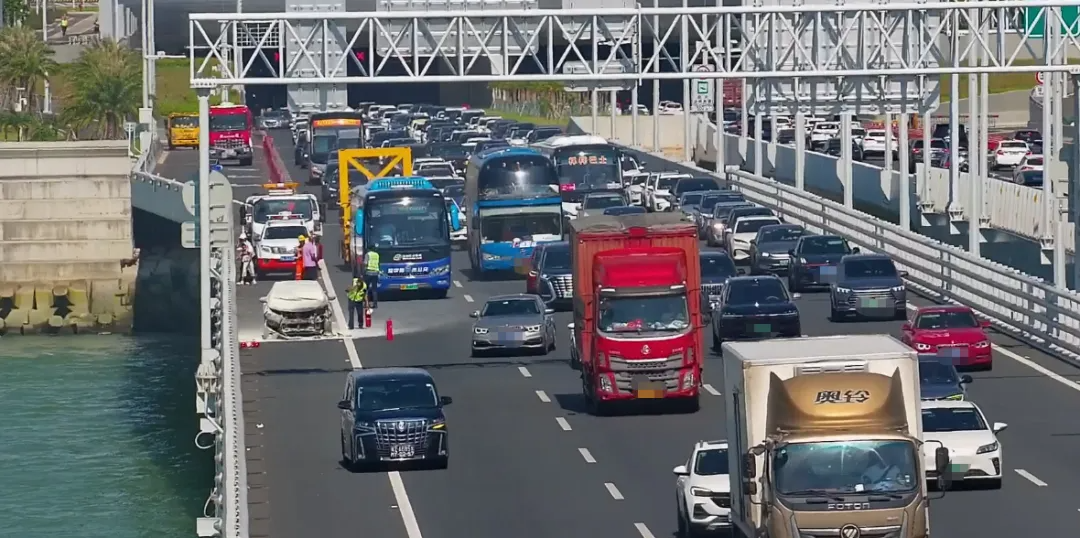 深中通道上一小车突然起火3名路过司机当机立断停车灭火火灭后驾车悄然离开(图3)