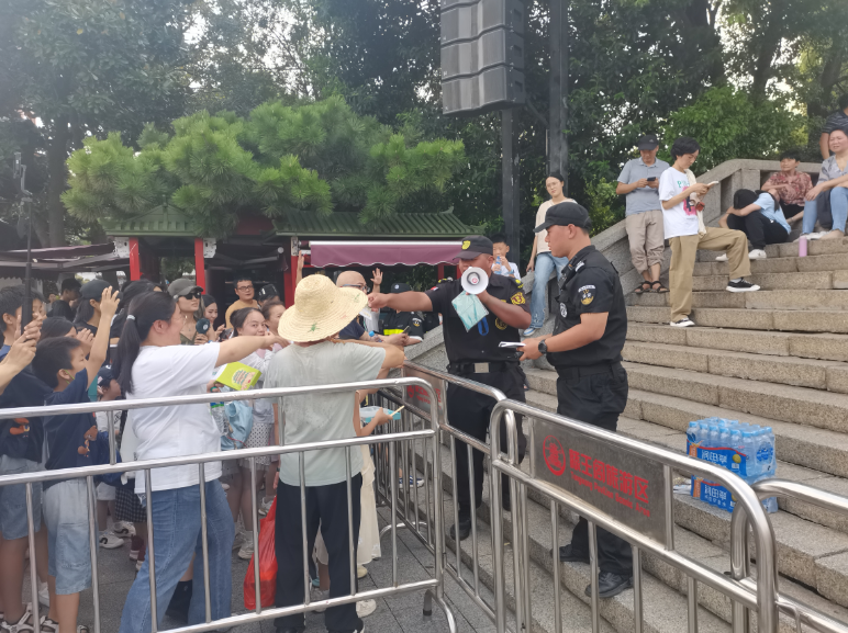 7点出发｜小心“飞行的硫酸”！有人32楼家中被隐翅虫“占领”(图4)