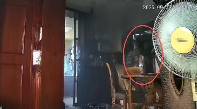 星空体育：女生在家遇火灾上演教科书式自救冷静应对险情(图1)