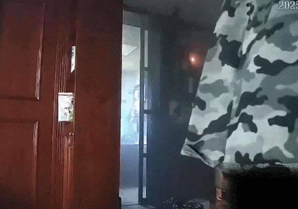 星空体育：女生在家遇火灾上演教科书式自救冷静应对险情(图2)