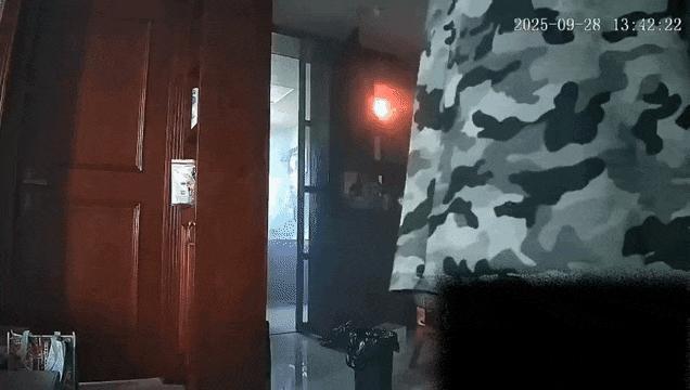 星空体育：女生在家遇火灾上演教科书式自救冷静应对险情(图3)