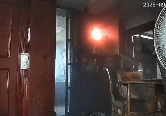 星空体育：女生在家遇火灾上演教科书式自救冷静应对险情(图4)