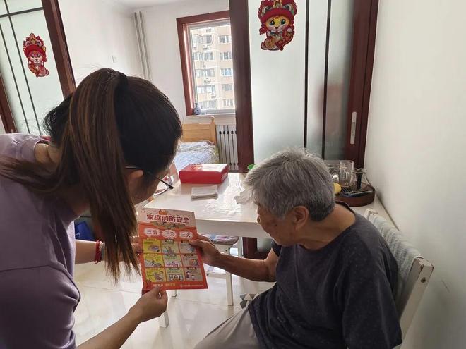 星空体育网站：双节保平安！石景山千名消防志愿者深入社区商铺筑防线(图1)