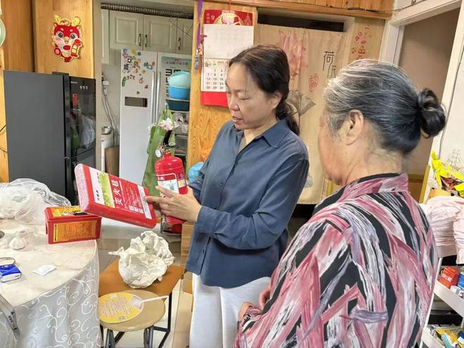 星空体育网站：双节保平安！石景山千名消防志愿者深入社区商铺筑防线(图2)