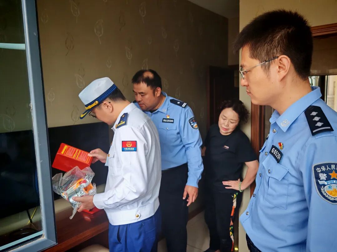 星空体育网站：丹东排查整治“九小场所”消防安全隐患(图1)