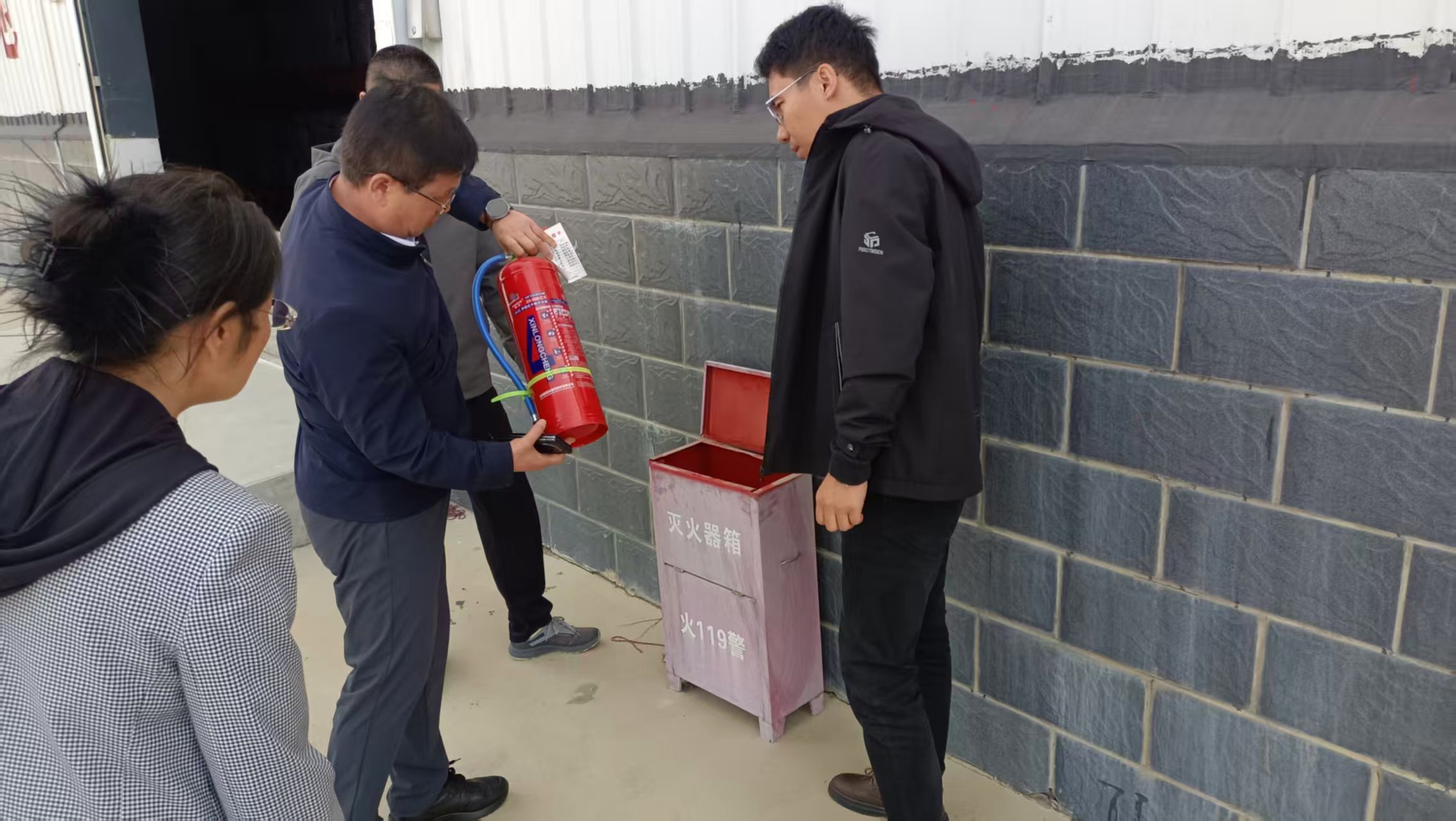 星空体育网站：固原市粮食和物资储备局开展“中秋、国庆”节前粮食加工与储备领域安全生产检查(图1)