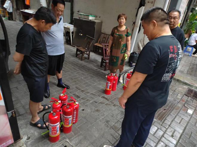 老头乐起火公交驾驶员两罐灭火器用完后车主才想起报警(图6)