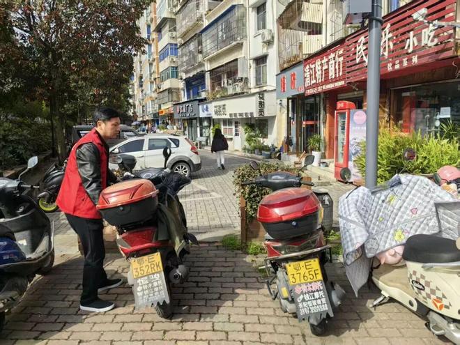 老头乐起火公交驾驶员两罐灭火器用完后车主才想起报警(图2)