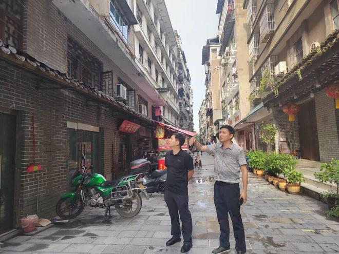 老头乐起火公交驾驶员两罐灭火器用完后车主才想起报警(图5)