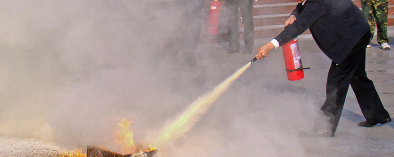 星空体育网站：灭火器的正确使用方法灭火器怎么使用(图1)