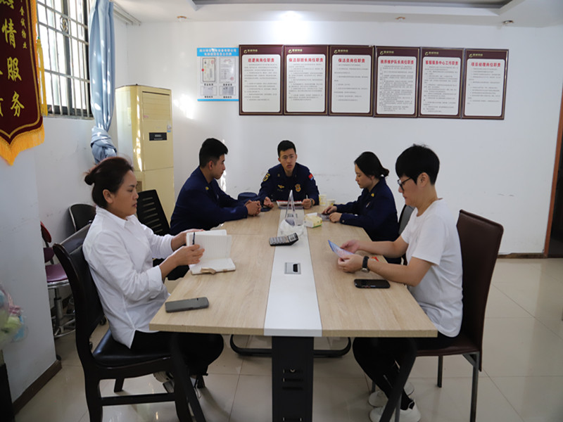 星空体育：四川遂宁安居消防走进凤凰城小区开展消防安全宣传活动(图3)