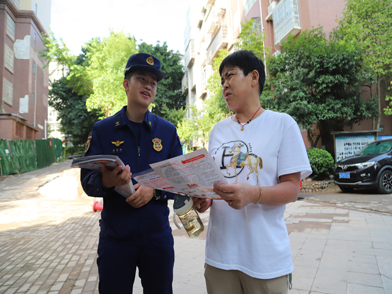 星空体育：四川遂宁安居消防走进凤凰城小区开展消防安全宣传活动(图2)