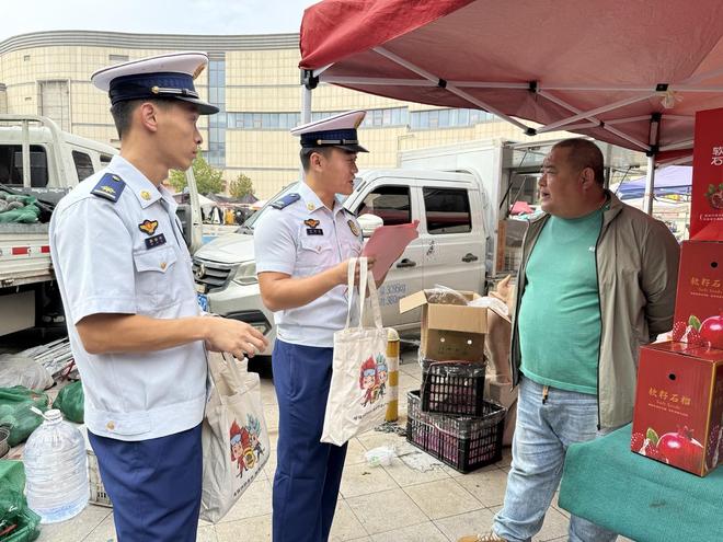 广饶县消防救援大队：消防宣传进集市安全知识“接地气”(图2)