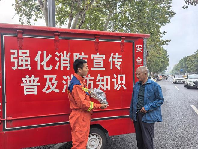 广饶县消防救援大队：消防宣传进集市安全知识“接地气”(图1)