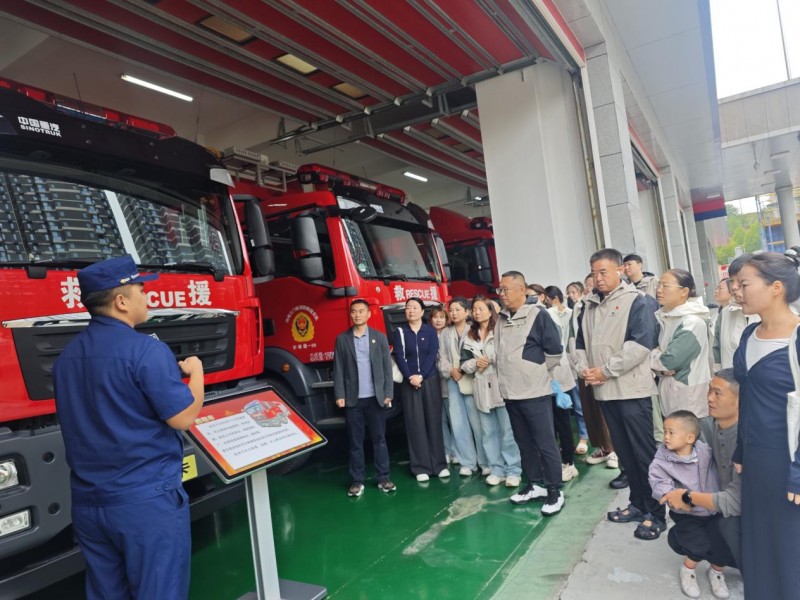 人保寿险三门峡中支与市消防救援大队轩辕路消防救援站联合开展主题党日活动(图1)