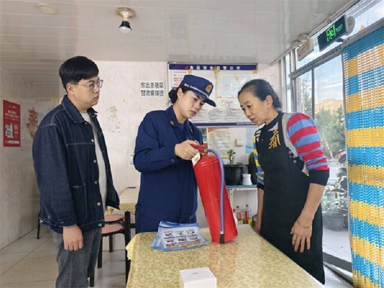 烟台高新消防联合街道开展小型餐饮场所消防安全“指导+培训”(图1)