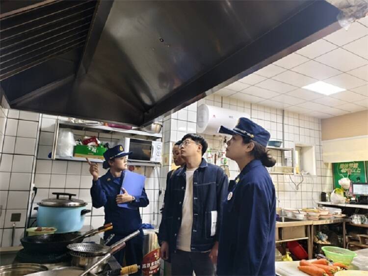 烟台高新消防联合街道开展小型餐饮场所消防安全“指导+培训”(图2)