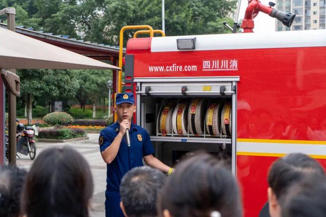 筑牢“家门口”的安全防线：峨眉山市消防救援大队将消防宣传融入基层治理末梢(图2)