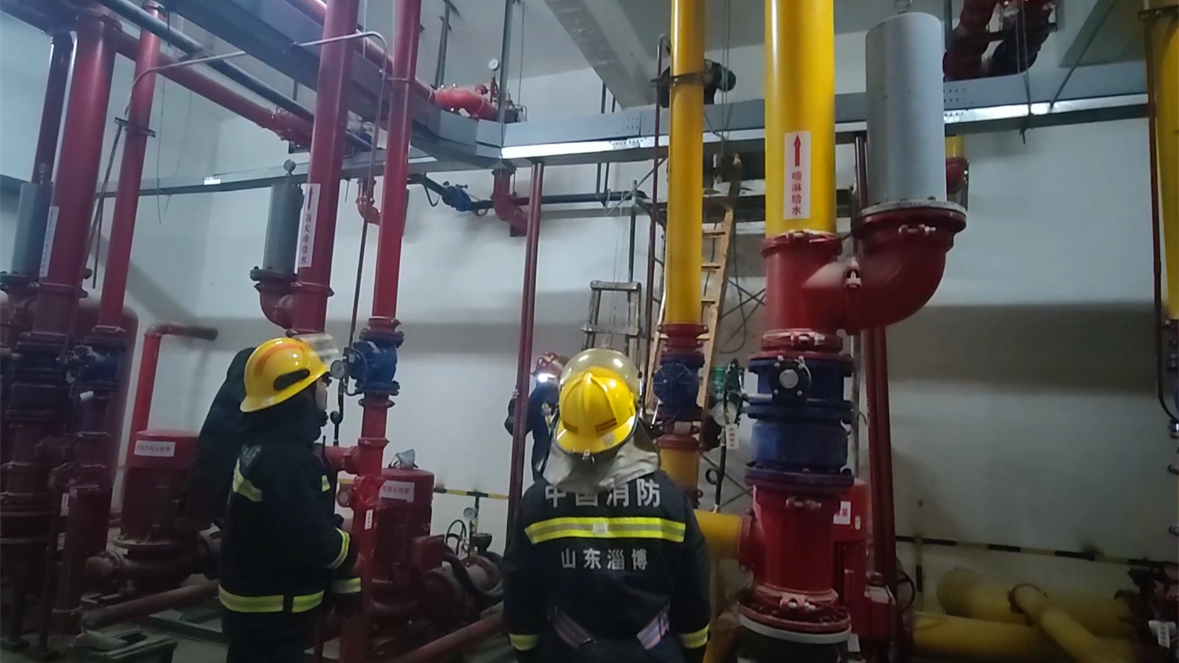 星空体育：山东淄博一工人消防水池内晕倒洞口狭小无法救出消防紧急到场(图1)