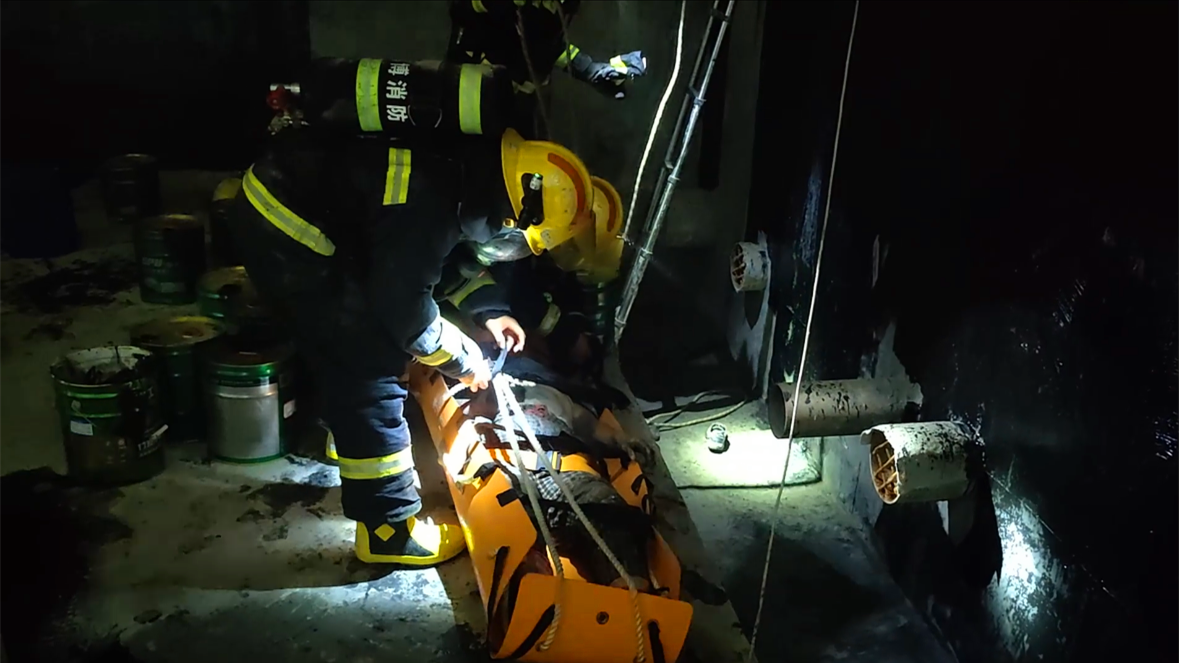 星空体育：山东淄博一工人消防水池内晕倒洞口狭小无法救出消防紧急到场(图2)