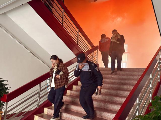 南阳高新区法院开展消防安全培训演练(图2)