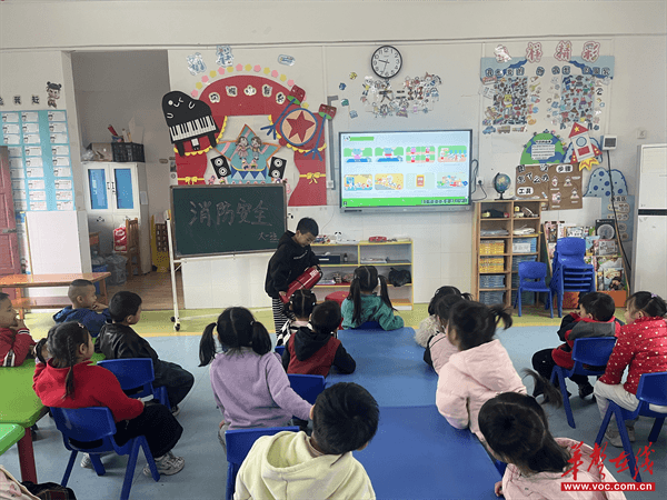 星空体育网站：防范未“燃”临“震”不乱仙槎桥镇中心幼儿园开展防火防震应急疏散演练(图1)