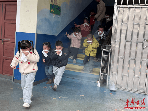 星空体育网站：防范未“燃”临“震”不乱仙槎桥镇中心幼儿园开展防火防震应急疏散演练(图2)