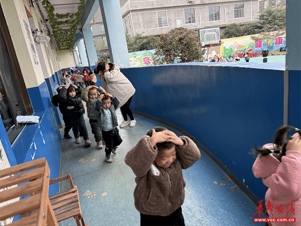 星空体育网站：防范未“燃”临“震”不乱仙槎桥镇中心幼儿园开展防火防震应急疏散演练(图4)