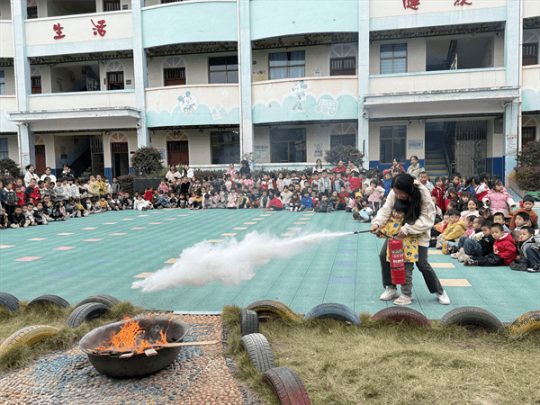星空体育网站：防范未“燃”临“震”不乱仙槎桥镇中心幼儿园开展防火防震应急疏散演练(图5)