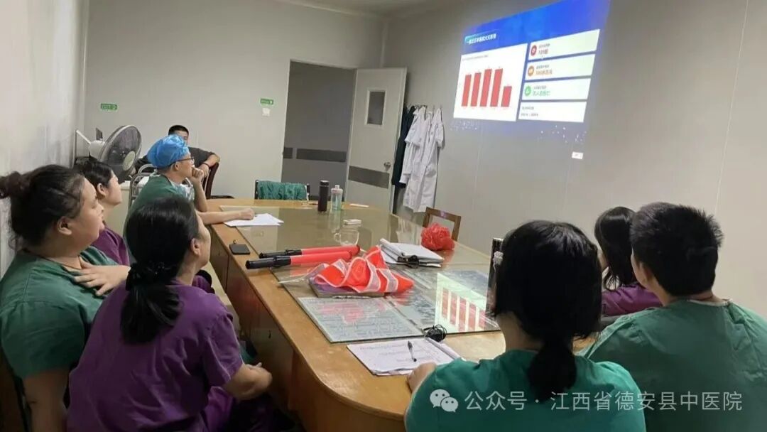 星空体育网站：以练驻防！德安县中医院手术室开展消防与防暴演练(图1)