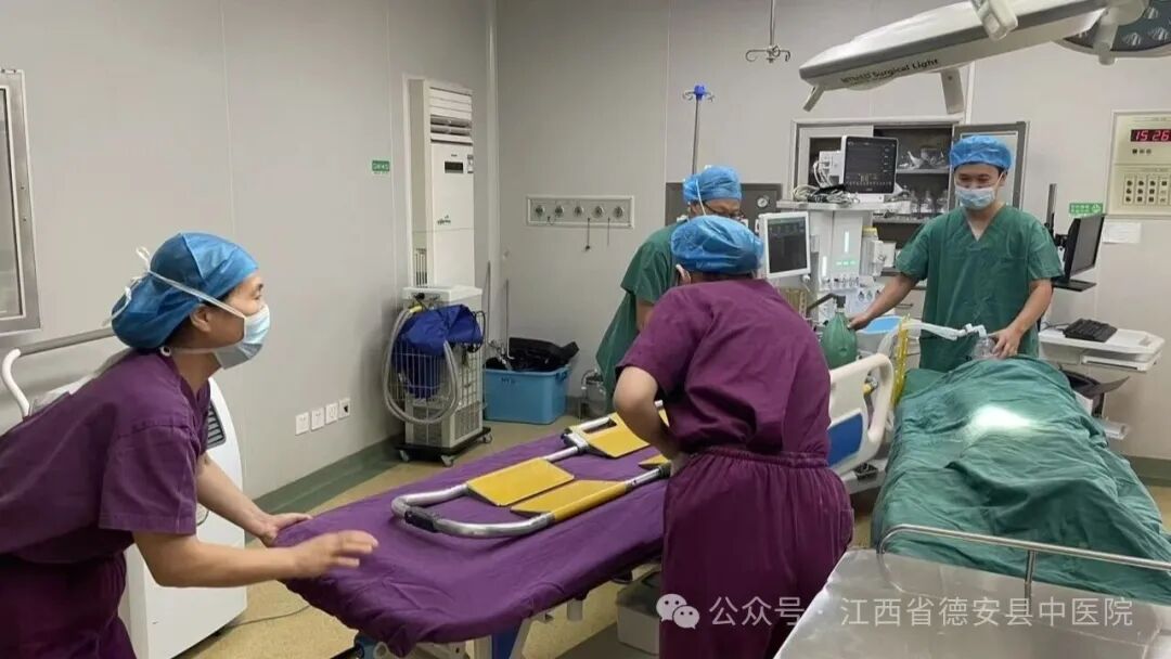 星空体育网站：以练驻防！德安县中医院手术室开展消防与防暴演练(图2)