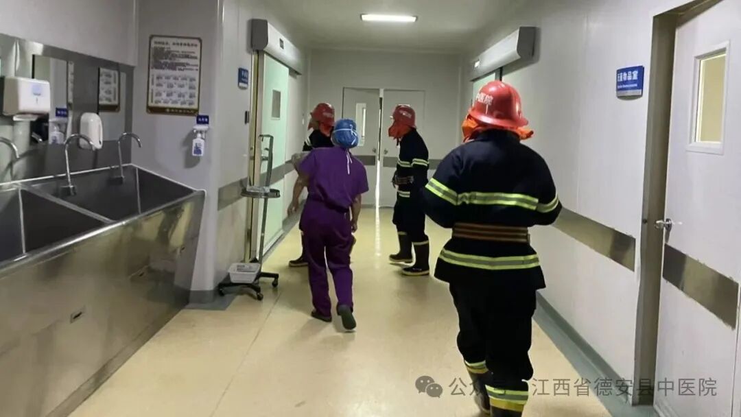 星空体育网站：以练驻防！德安县中医院手术室开展消防与防暴演练(图5)