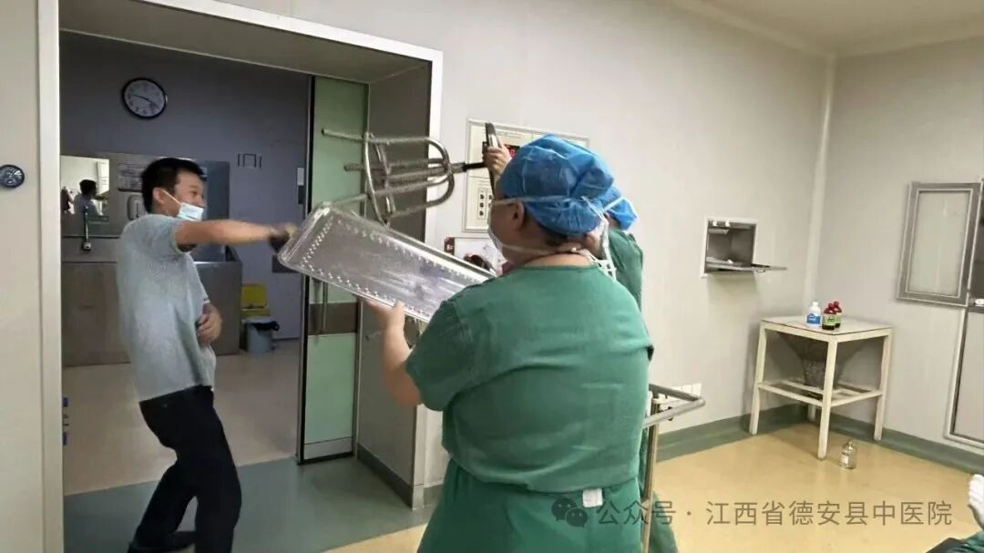 星空体育网站：以练驻防！德安县中医院手术室开展消防与防暴演练(图4)