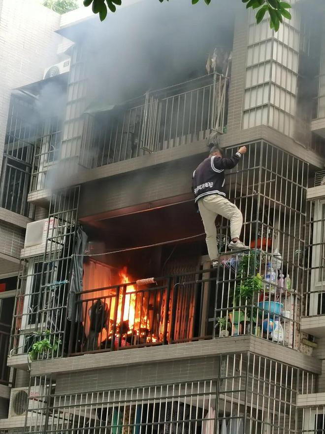 为救火“蜘蛛侠”点赞！广州一民居3楼突然起火他拿起灭火器徒手爬楼成功灭火(图1)