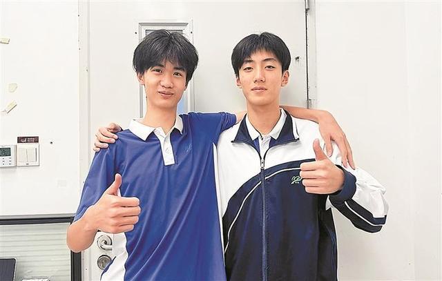 星空体育网站：好险！电动自行车突然起火旁边还有煤气罐三名高中生秒变“消防小战士”(图2)