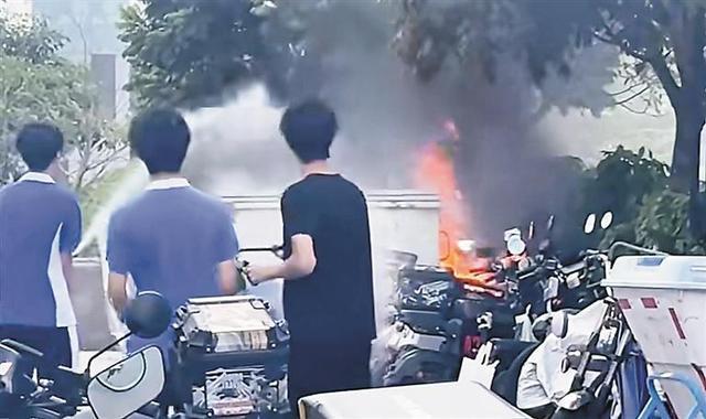 星空体育网站：好险！电动自行车突然起火旁边还有煤气罐三名高中生秒变“消防小战士”(图1)