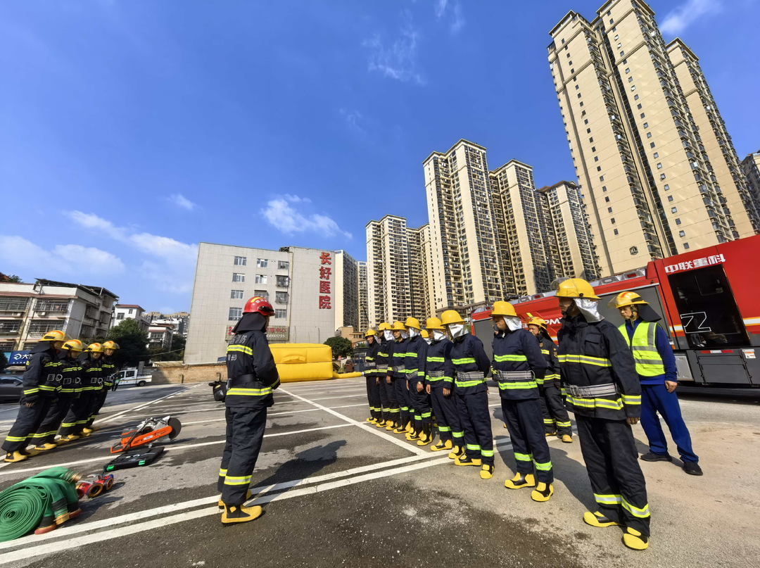 星空体育网站：联丰村微型消防救援站开展实战化消防技能培训筑牢基层安全防线(图1)