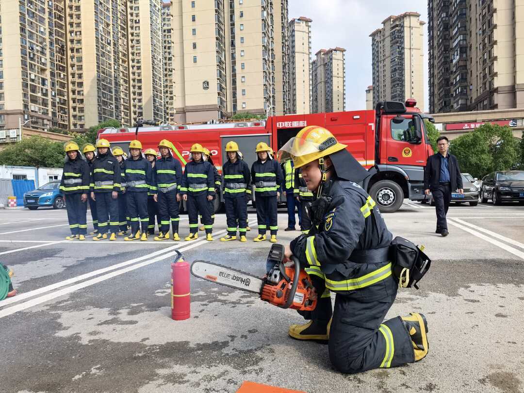 星空体育网站：联丰村微型消防救援站开展实战化消防技能培训筑牢基层安全防线(图2)