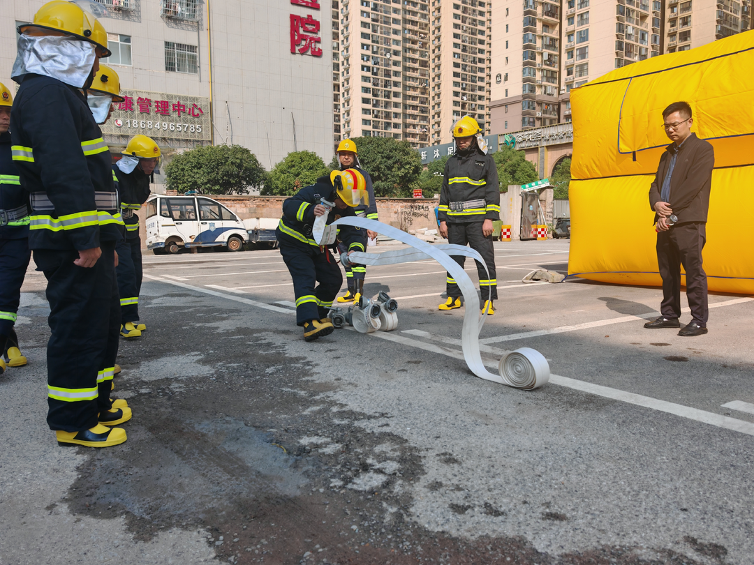 星空体育网站：联丰村微型消防救援站开展实战化消防技能培训筑牢基层安全防线(图4)