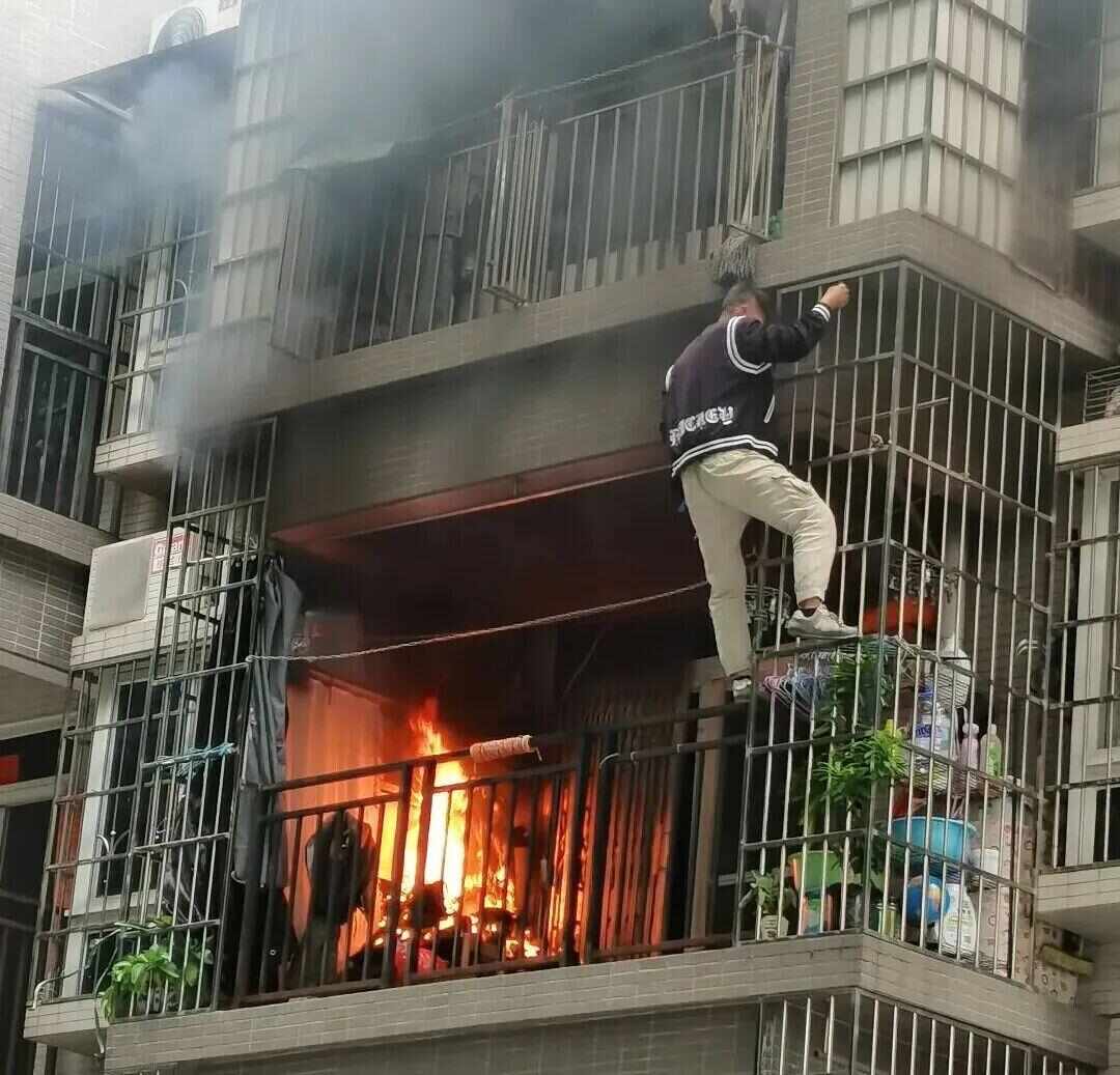 徒手爬楼救火！广州消防为他送上表扬信将积极推荐其申报见义勇为奖(图1)