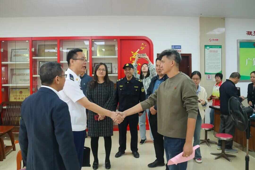 徒手爬楼救火！广州消防为他送上表扬信将积极推荐其申报见义勇为奖(图2)