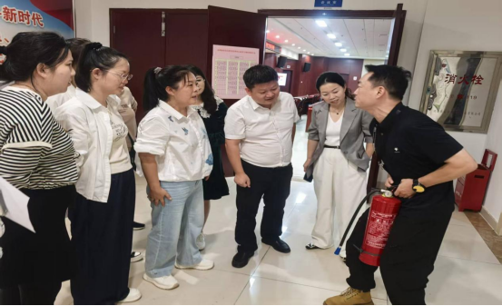 星空体育网站：关注消防生命至上——永州市住房公积金管理中心开展消防安全知识讲座(图2)