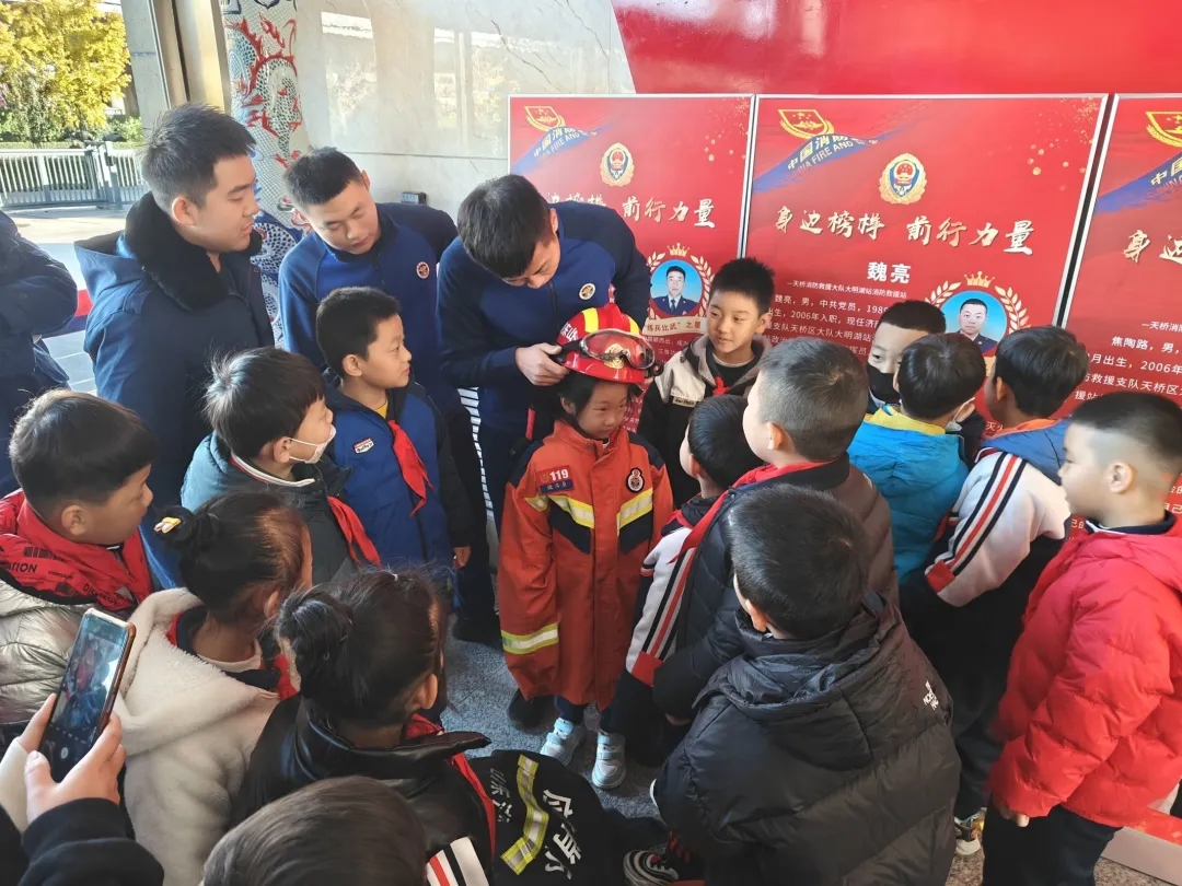 星空体育网站：济南锦苑学校走进天桥区清河消防救援站(图2)