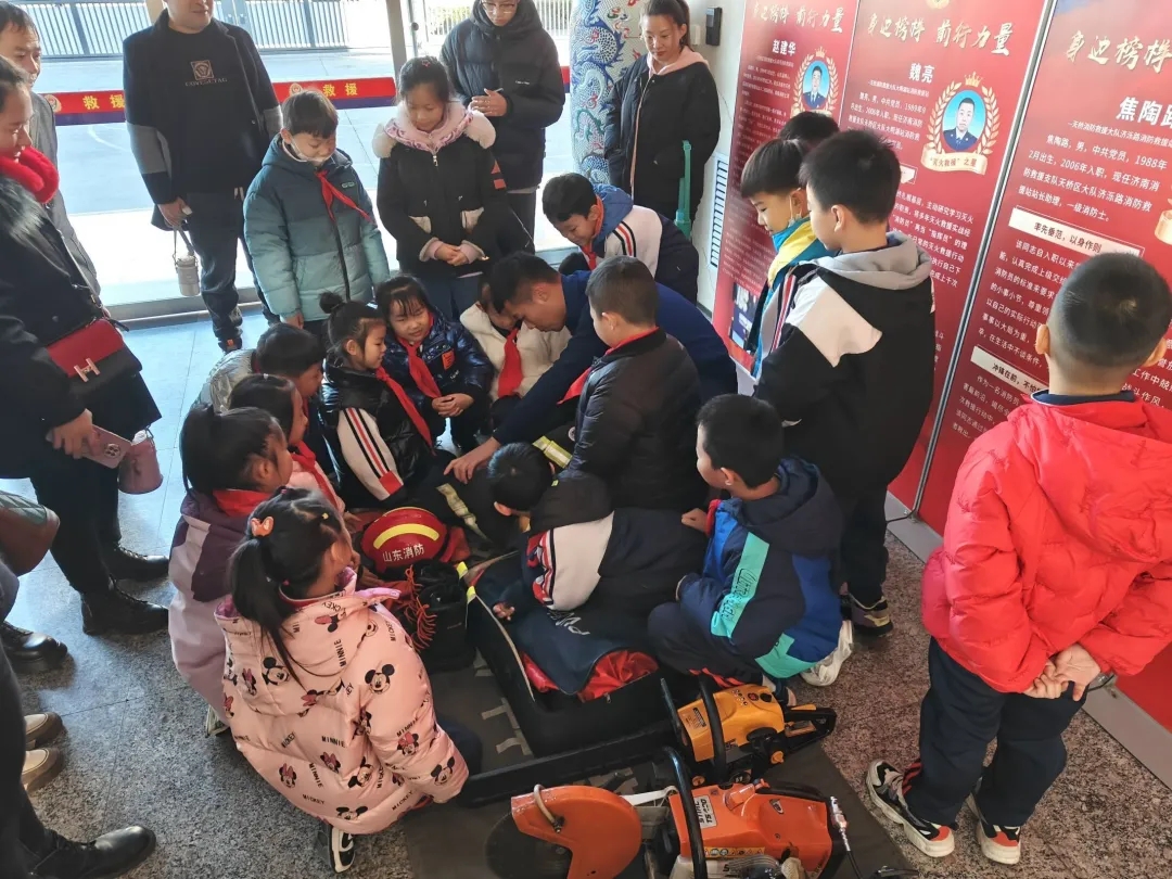 星空体育网站：济南锦苑学校走进天桥区清河消防救援站(图3)