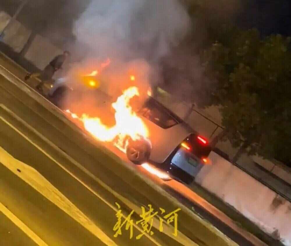 理想回应MEGA行驶时起火被烧成空架车辆起火如何逃生与施救？(图1)