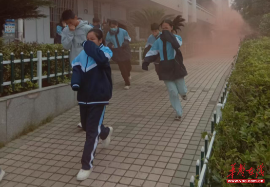 演练筑防线培训强技能邵阳第十中学举办2025年秋季消防应急疏散演练及技能培训(图1)