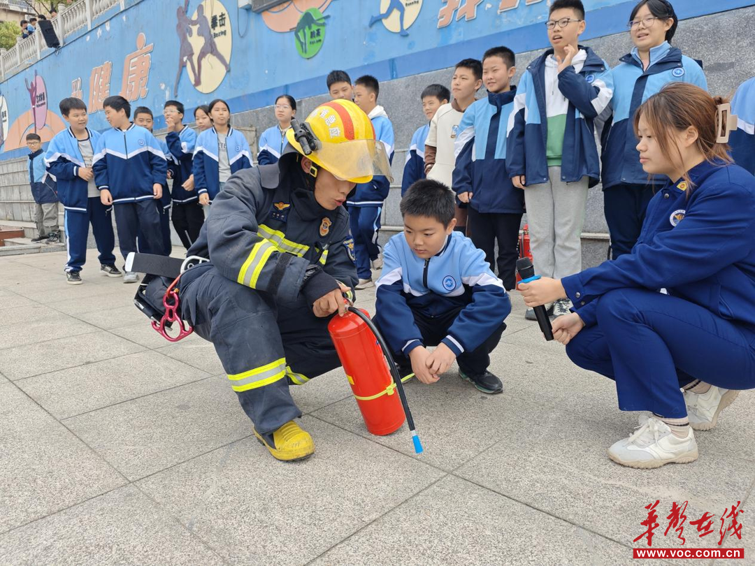 演练筑防线培训强技能邵阳第十中学举办2025年秋季消防应急疏散演练及技能培训(图3)
