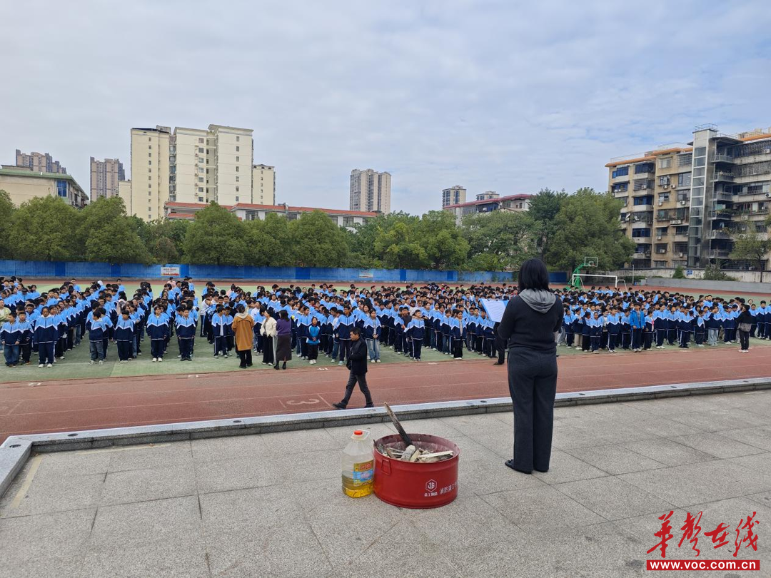 演练筑防线培训强技能邵阳第十中学举办2025年秋季消防应急疏散演练及技能培训(图4)