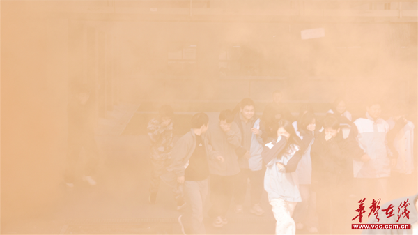 长沙现代商贸学校开展消防紧急疏散演练(图1)